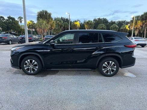 Used 2023 Toyota Highlander XLE FWD image 2