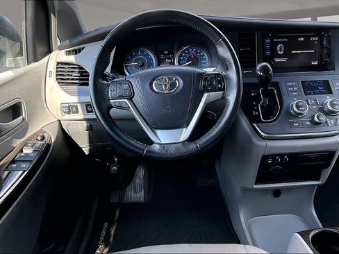 Used 2017 Toyota Sienna XLE FWD image 5