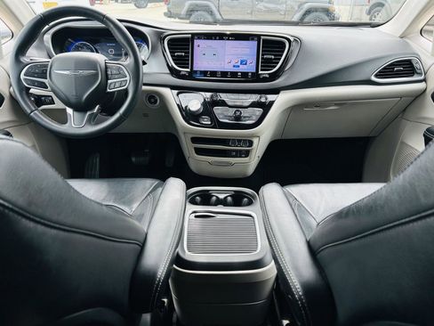Used 2022 Chrysler Pacifica Touring-L FWD image 24