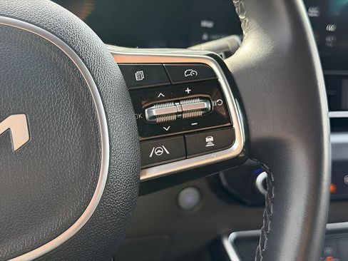 Used 2025 Kia Carnival image 19