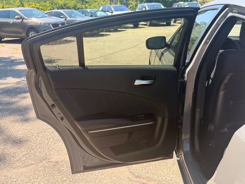 Used 2019 Dodge Charger SXT RWD image 17