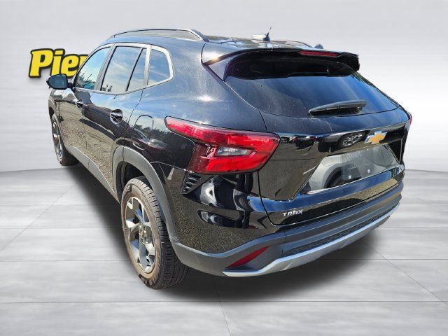 Used 2025 Chevrolet Trax LT FWD image 4