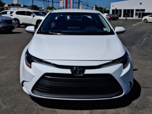 Used 2025 Toyota Corolla LE FWD image 2