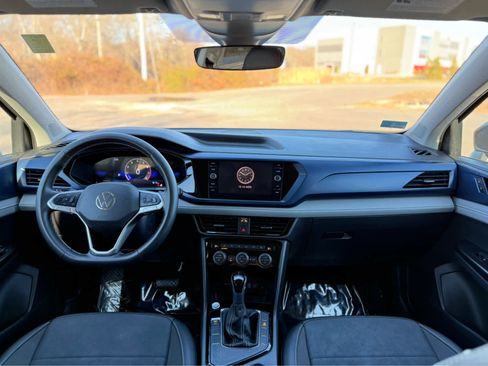 Certified 2024 Volkswagen Taos SE image 19