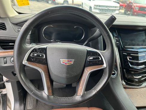 Used 2017 Cadillac Escalade ESV Premium Luxury image 10