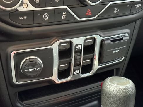 Used 2020 Jeep Wrangler Unlimited Sahara AWD/4WD image 31