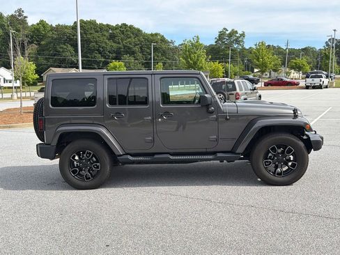 Used 2018 Jeep Wrangler Unlimited Sahara AWD/4WD image 8