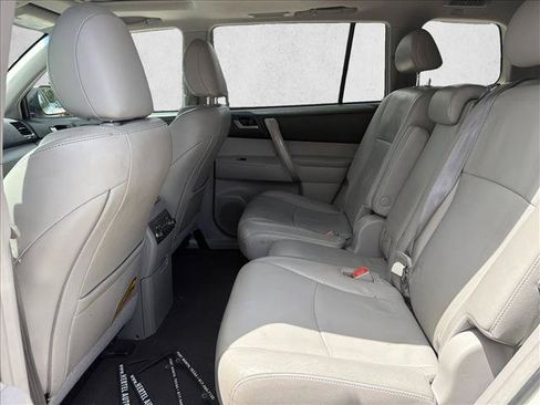 Used 2013 Toyota Highlander SE FWD image 18