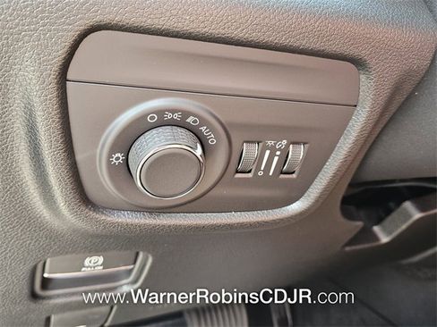 New 2025 Jeep Grand Cherokee Altitude image 24