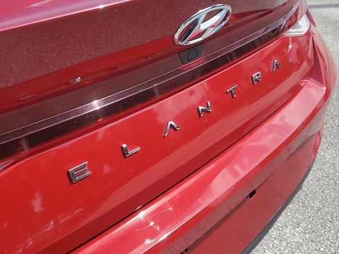Used 2022 Hyundai Elantra SEL w/ Preferred Accessory Package FWD image 6