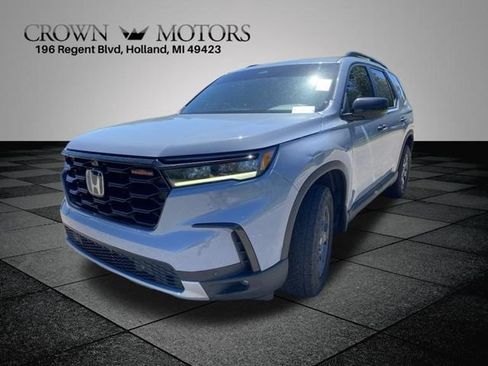 Used 2025 Honda Pilot TrailSport image 7