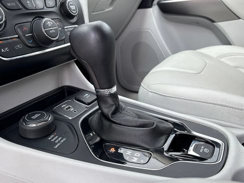 Used 2019 Jeep Cherokee Limited AWD/4WD image 32