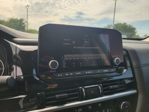 Used 2025 Nissan Pathfinder SV FWD image 19