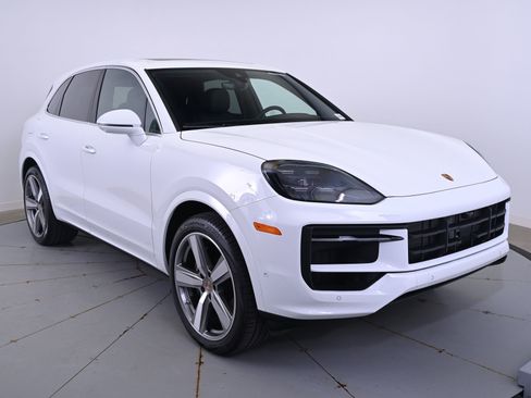 Used 2025 Porsche Cayenne image 9