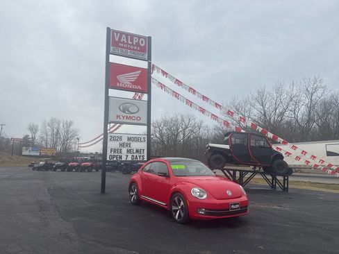 Used 2012 Volkswagen Beetle Launch Edition image 4