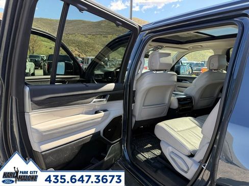 Used 2023 Jeep Wagoneer Series III w/ Premium Group I AWD/4WD image 27