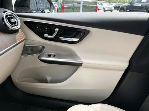 Used 2025 Mercedes-Benz GLC 300 image 24