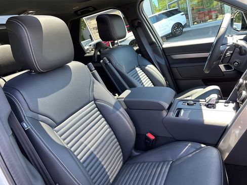 New 2025 Land Rover Discovery Dynamic SE image 21