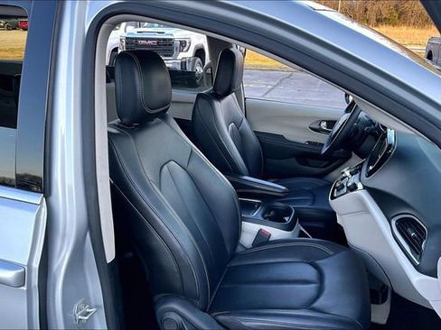 Used 2024 Chrysler Pacifica Touring-L image 29