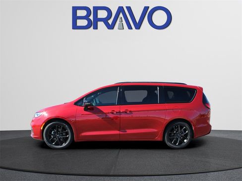 Used 2025 Chrysler Pacifica Limited image 7