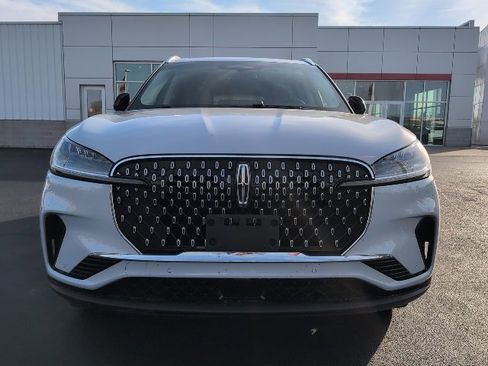 Used 2025 Lincoln Aviator AWD image 3