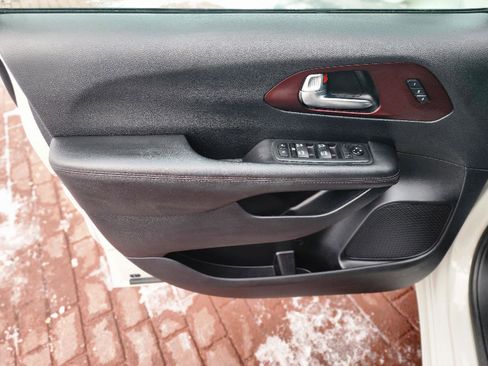 Used 2020 Chrysler Pacifica Touring-L image 10