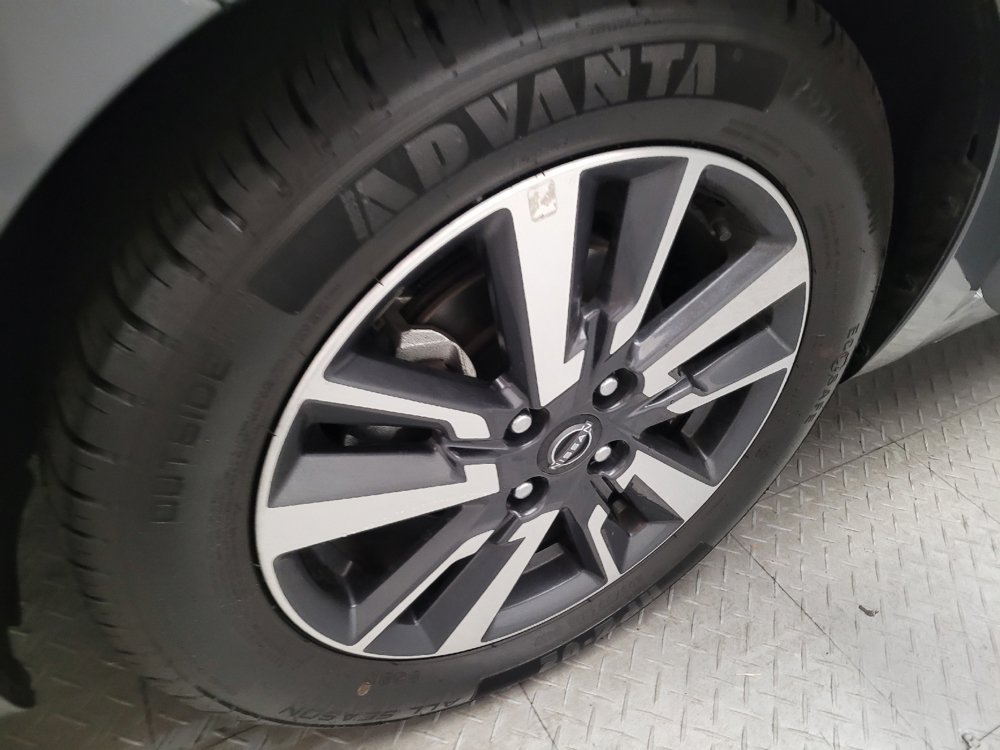 Used 2025 Nissan Versa SV FWD image 31
