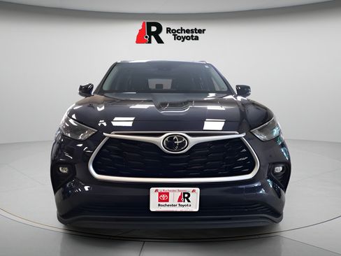 Used 2023 Toyota Highlander XLE AWD/4WD image 2