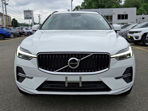 Used 2022 Volvo XC60 B5 Momentum image 2