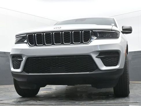 Used 2025 Jeep Grand Cherokee Laredo AWD/4WD image 39