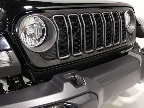 Used 2024 Jeep Gladiator Sport AWD/4WD image 25