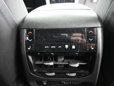 Used 2022 Jeep Grand Cherokee Overland w/ Luxury Tech Group IV AWD/4WD image 9