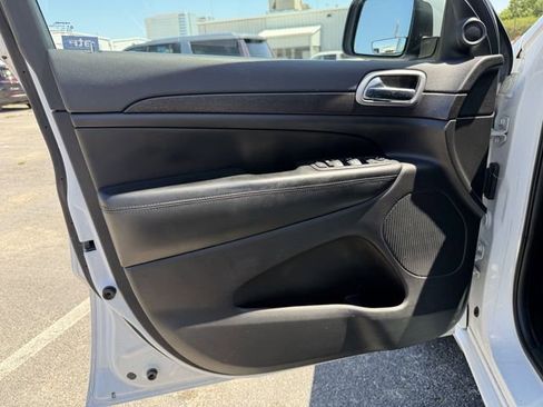 Used 2017 Jeep Grand Cherokee Altitude AWD/4WD image 9