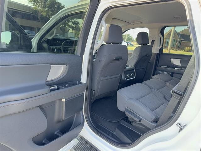 Used 2025 Ford Expedition Active RWD image 9
