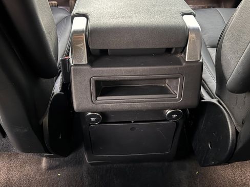 Used 2018 Land Rover Discovery SE image 29