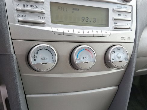 Used 2011 Toyota Camry LE image 19