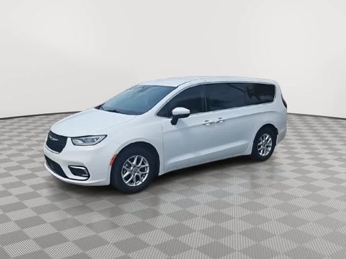 Used 2023 Chrysler Pacifica Touring-L FWD image 4