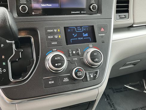 Used 2019 Toyota Sienna LE image 22