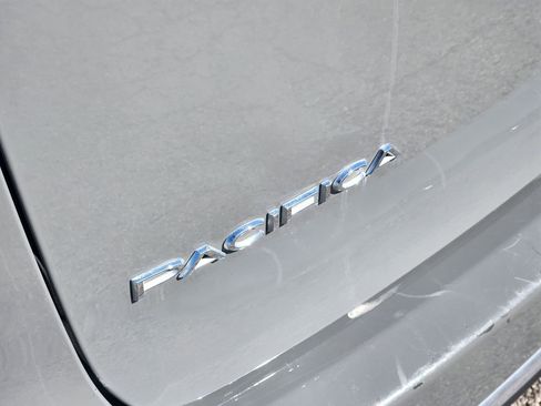 Used 2023 Chrysler Pacifica Touring-L FWD image 12