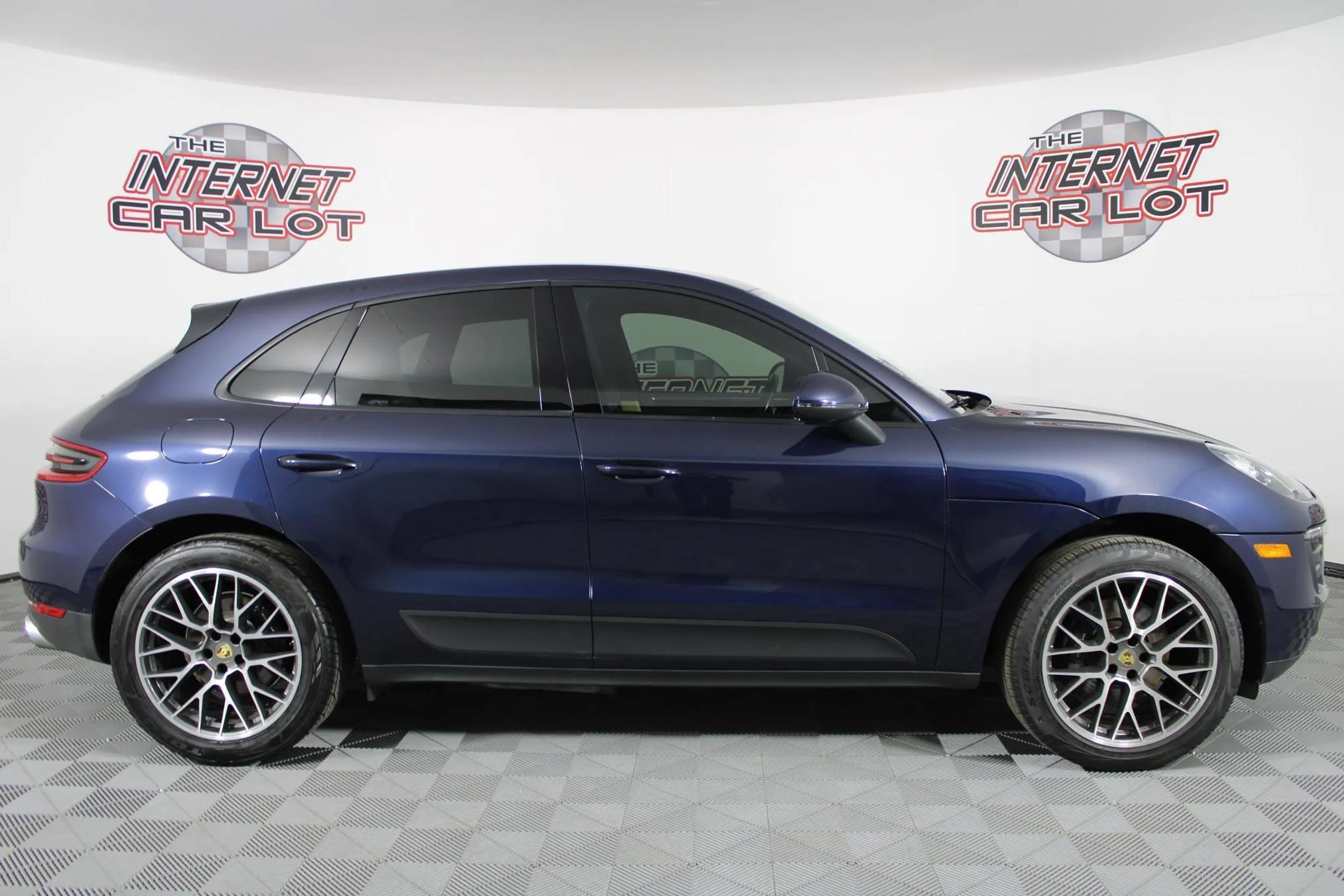 Used 2018 Porsche Macan Sport Edition AWD/4WD image 8