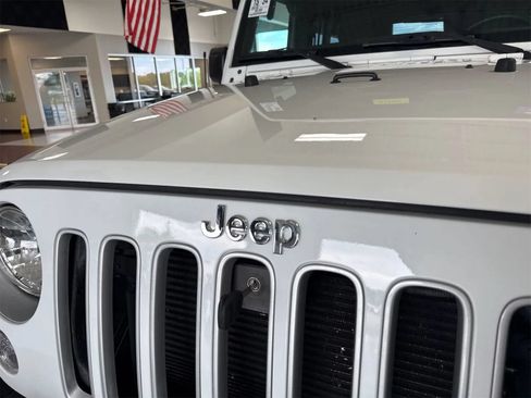 Used 2016 Jeep Wrangler Unlimited Sahara AWD/4WD image 19