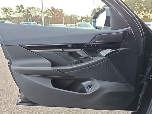 Used 2025 BMW 530i xDrive image 28