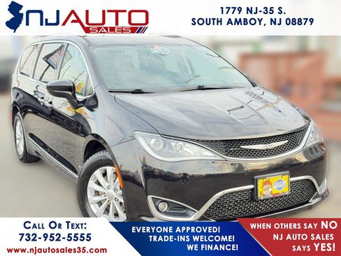 Used 2018 Chrysler Pacifica Touring-L image 1