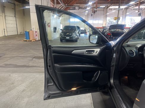 Used 2019 Nissan Pathfinder SL FWD image 20