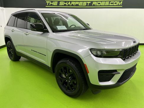 Used 2024 Jeep Grand Cherokee Altitude AWD/4WD image 2