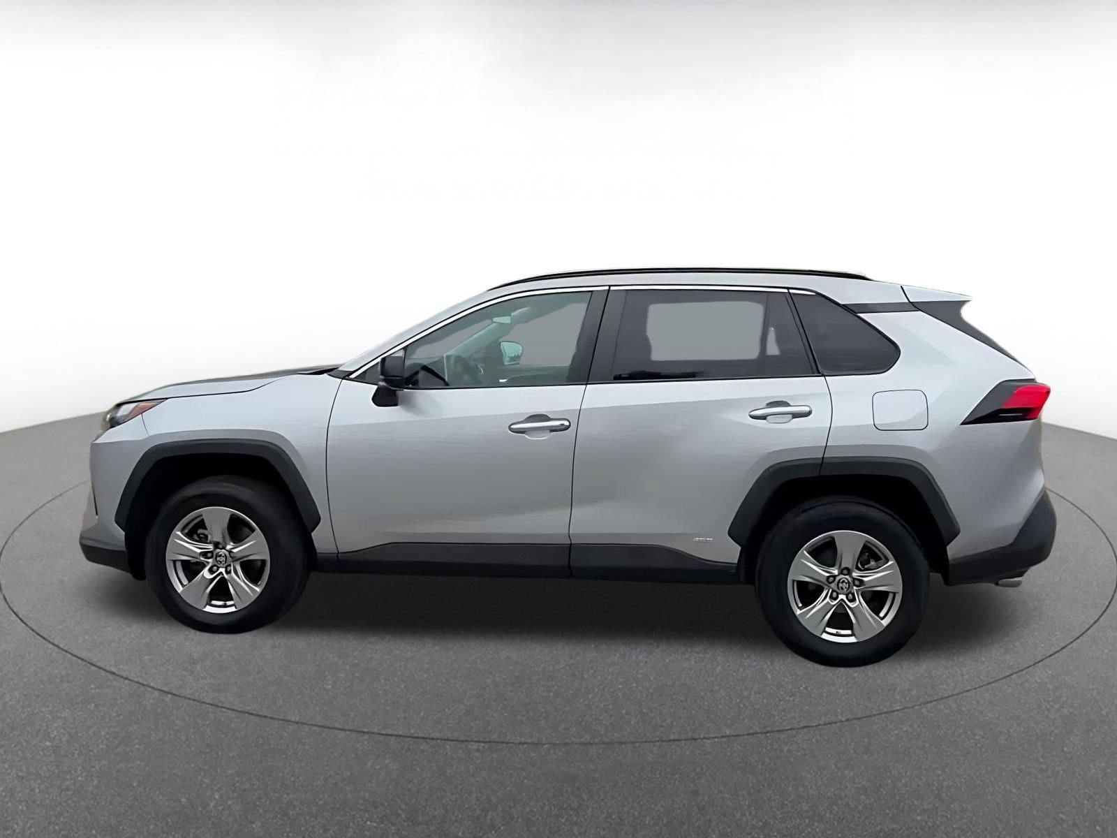 Used 2024 Toyota RAV4 LE AWD/4WD image 8