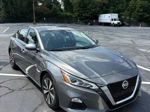 Used 2022 Nissan Altima 2.5 SV w/ SV Premium Package FWD image 3