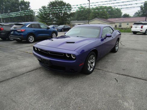 Used 2019 Dodge Challenger SXT RWD image 3