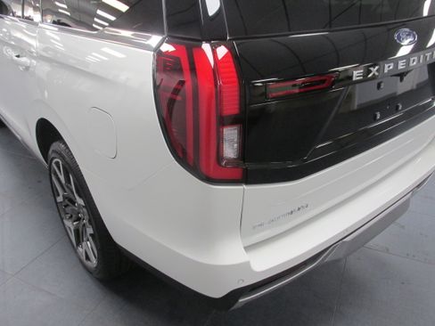 New 2025 Ford Expedition Platinum w/ Platinum Ultimate Package image 7