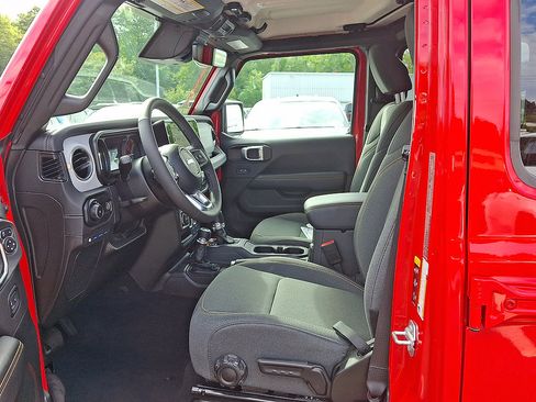Certified 2025 Jeep Wrangler Unlimited Sahara AWD/4WD image 3